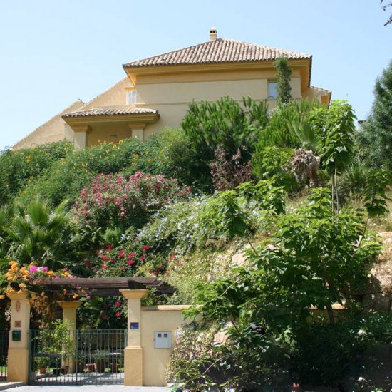 PAISAJISMO - DISEÑO DE JARDINES EN URBANIZACIÓN RIO REAL VILLAGE EN MARBELLA, MÁLAGA, ESPAÑA.