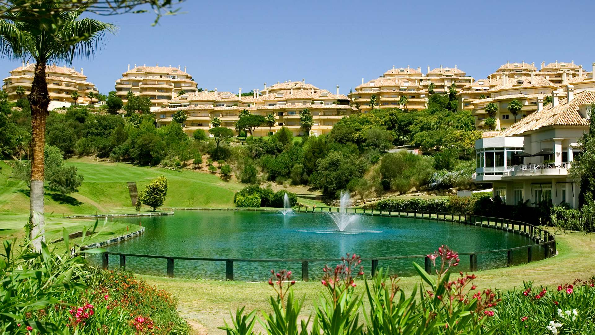 Urbanización Greenlife Village Arquitectos en Marbella, (Golf Rio Real)