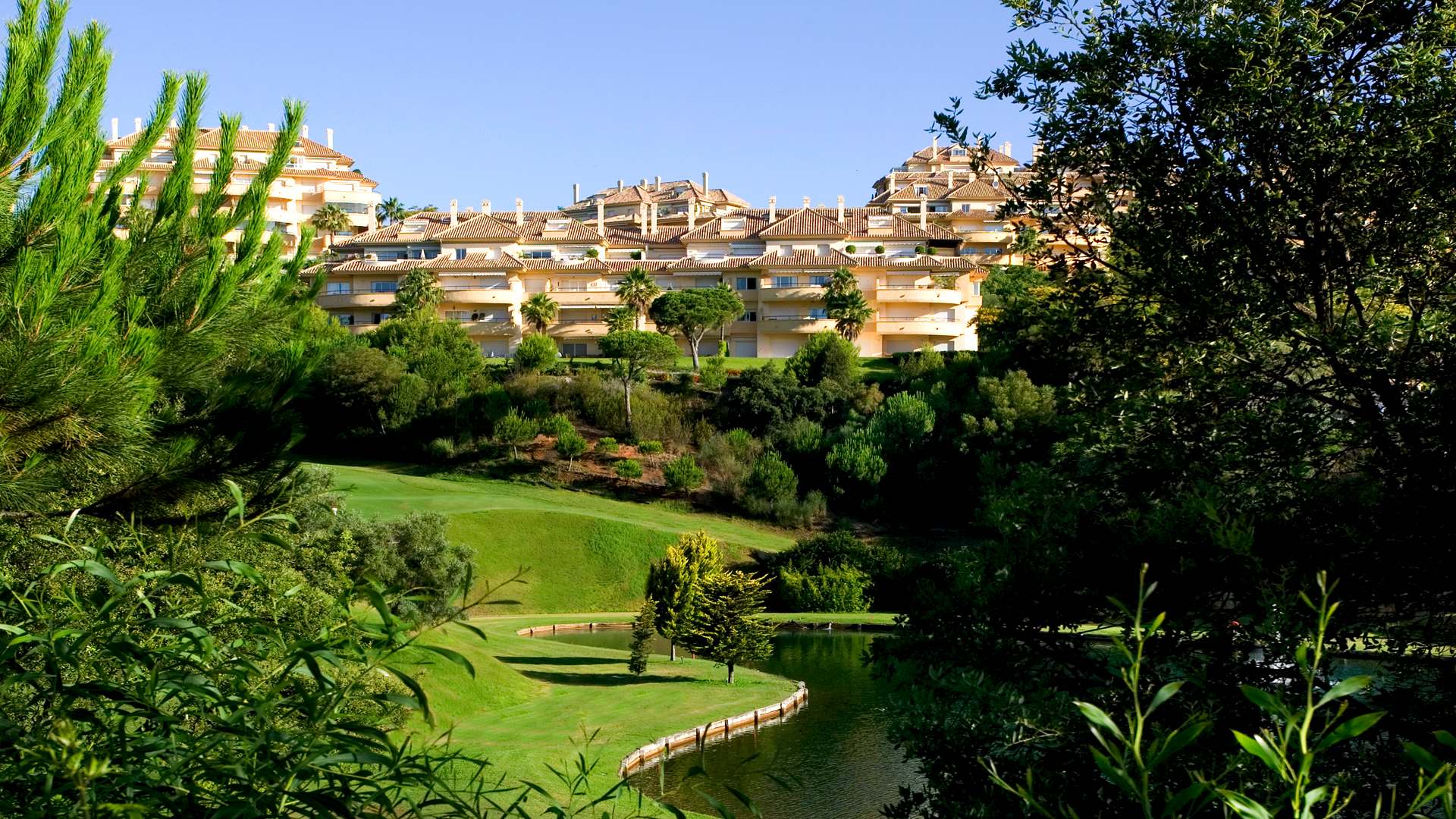 Urbanización Greenlife Village Arquitectos en Marbella, (Golf Rio Real) 3