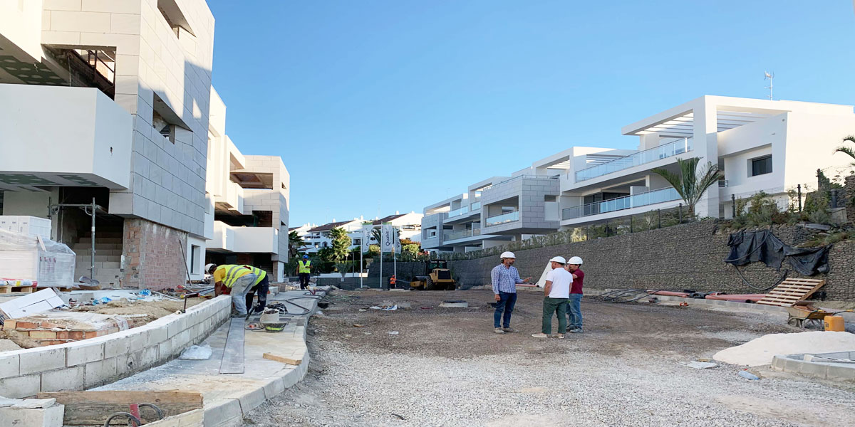 El estudio de Arquitectura de González & Jacobson, ha sabido aprovechar al máximo la luz solar, alcanzando el mayor grado de soleamiento de las viviendas. También destacar las espectaculares vistas al excepcional campo de golf que rodea el complejo residencial, favoreciendo y considerando siempre la privacidad de cada una de las viviendas. Para ello se ha creado una arquitectura de impresionantes volúmenes lineales que abre sus ojos a través de grandes paramentos acristalados hacia la naturaleza que la rodea.