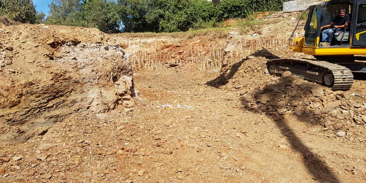 Movimiento de tierras sobre parcela en Marbella