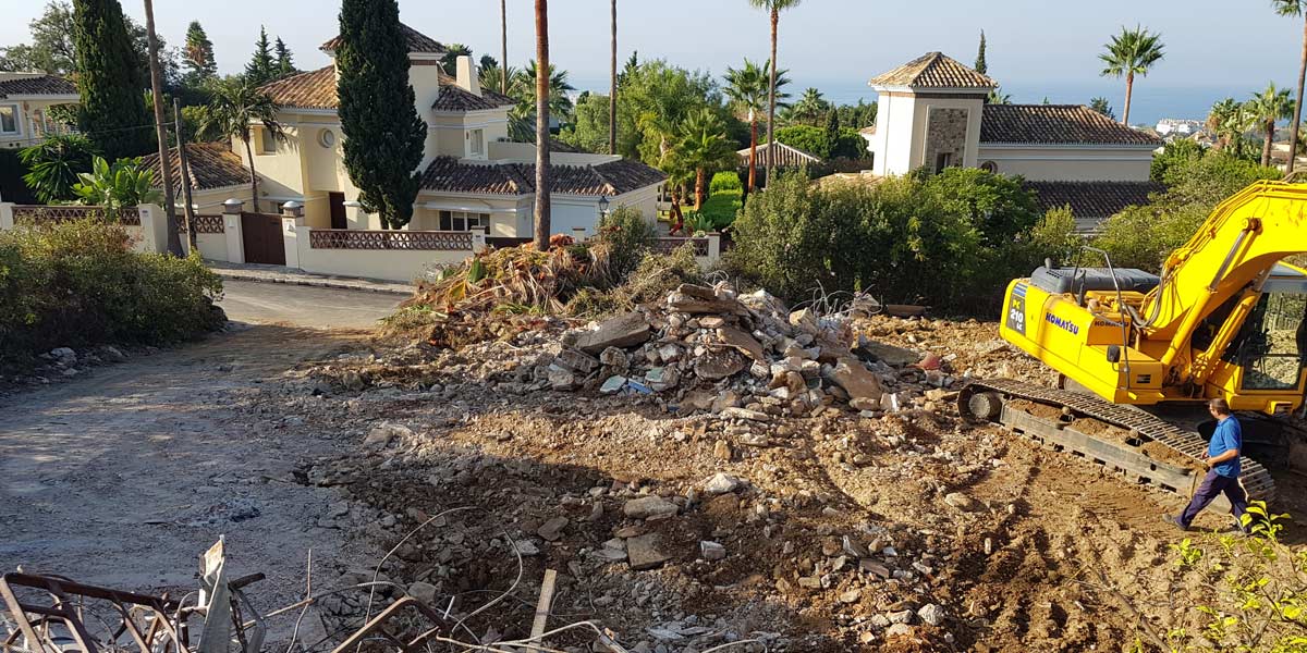 Movimiento de tierras sobre parcela en Marbella