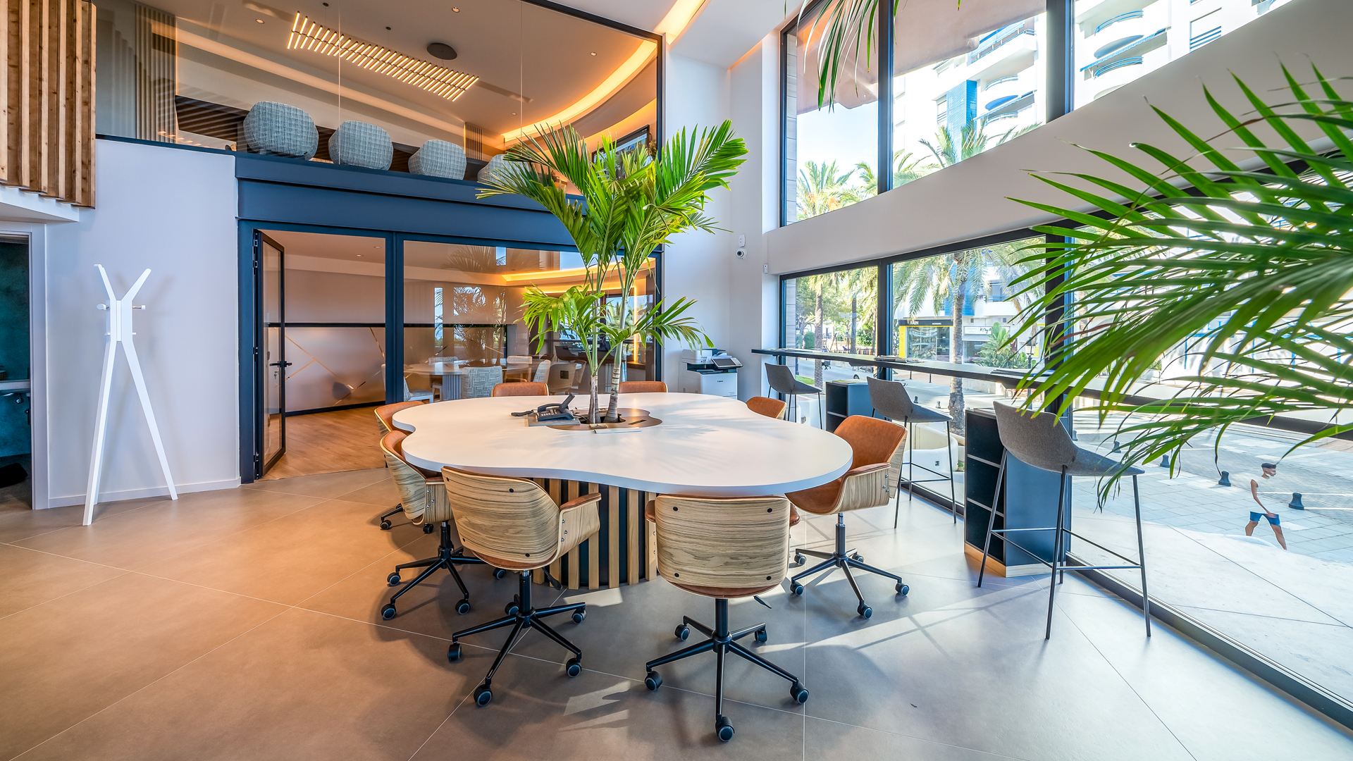 Diseño interior de oficinas Inmobiliaria NVOGA - Marbella 4